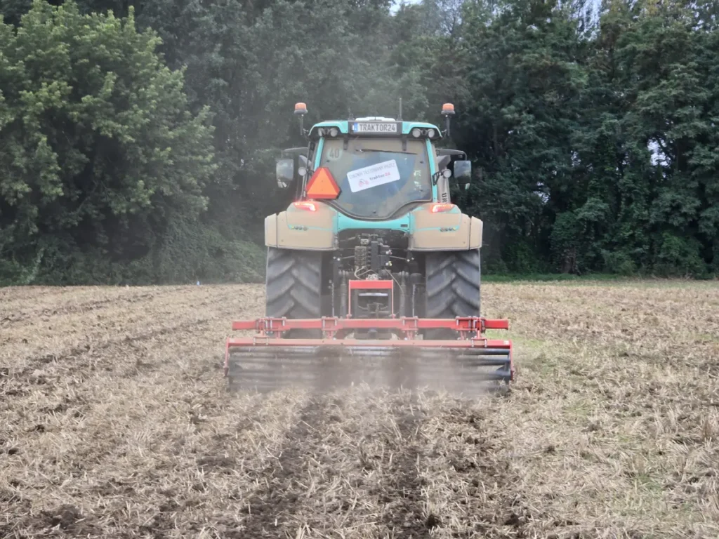 Przy pracy z głębokością ok. 42-44 cm na ciężkiej glebie Valtra T175e na ogół bez problemu rozwijała prędkość ok. 6,7 km/h fot. Tomasz Kuchta