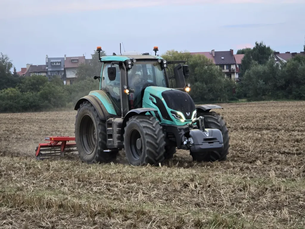 Gdzie znajduje się granica możliwości Valtry T175e przy pracy z głęboszem podczas zrywania podeszwy płużnej na glebie ciężkiej? fot. Tomasz Kuchta