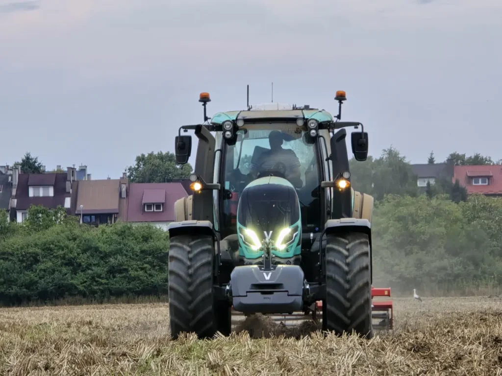 Valtra T175e bardzo dobrze radziła sobie z 4-łapowym głęboszem pracującym na głębokości 42-44 cm fot. Tomasz Kuchta