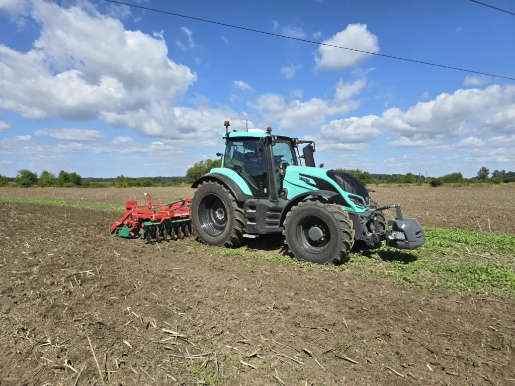 Valtra T175e w czasie pracy z 4-metrową broną talerzową na głębokości 5-6 cm bez problemu rozwijała prędkość nawet 16,5 km/h fot. Tomasz Kuchta