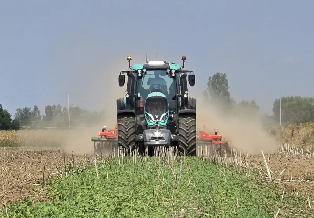 Przy pracy z 4-metrową broną talerzową średnie zużycia paliwa wyniosło ok. 5,6 l/ha fot. Traktor24.pl