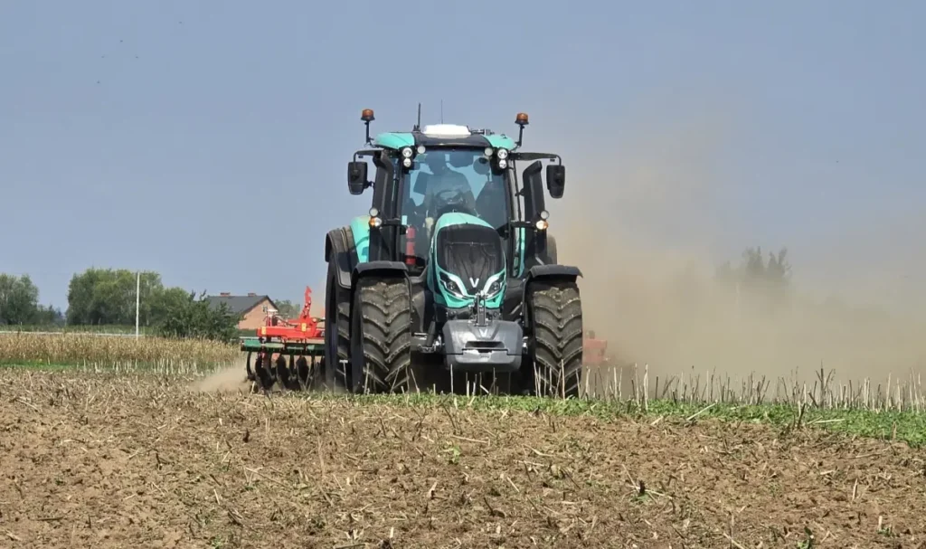 Ciągnik Valtra T175e w teście polowym. Rozpoczęliśmy go od dotarcia traktora z 4-metrową broną talerzową fot. Traktor24.pl