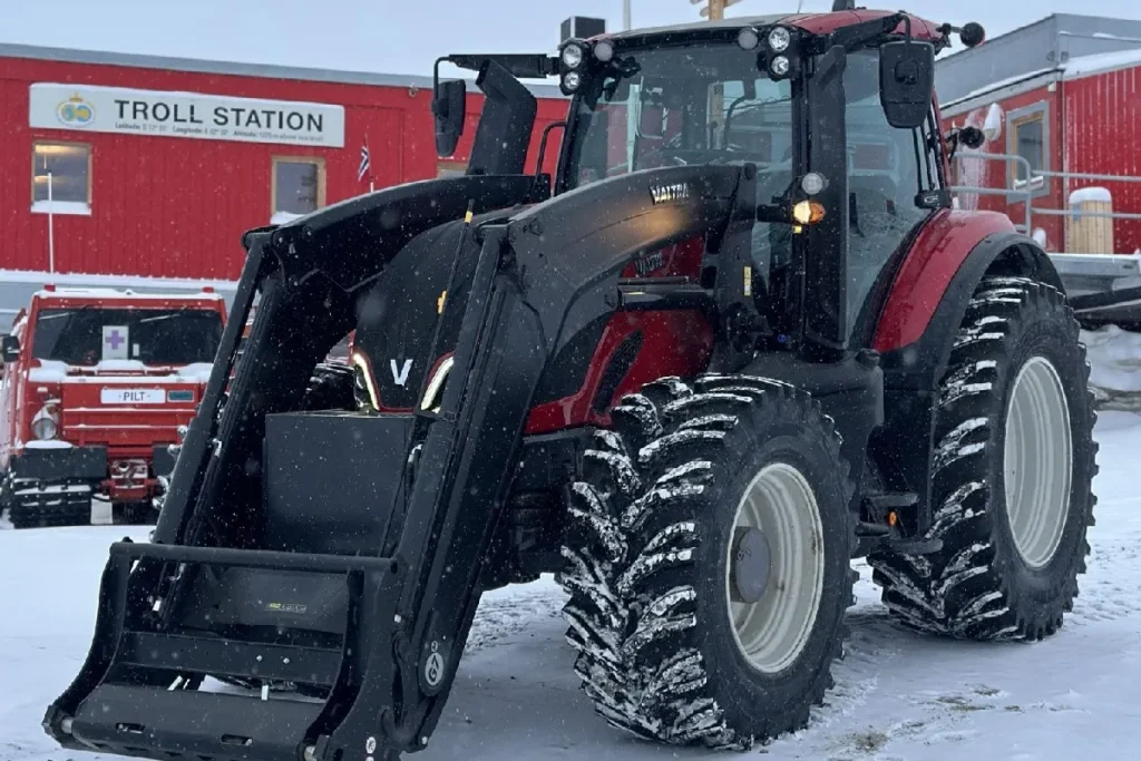 Ciągnik Valtra T235 w stacji Troll pracuje z maszyną Meri Crusher do kruszenia lodu i przygotowywania dróg fot. materiały prasowe