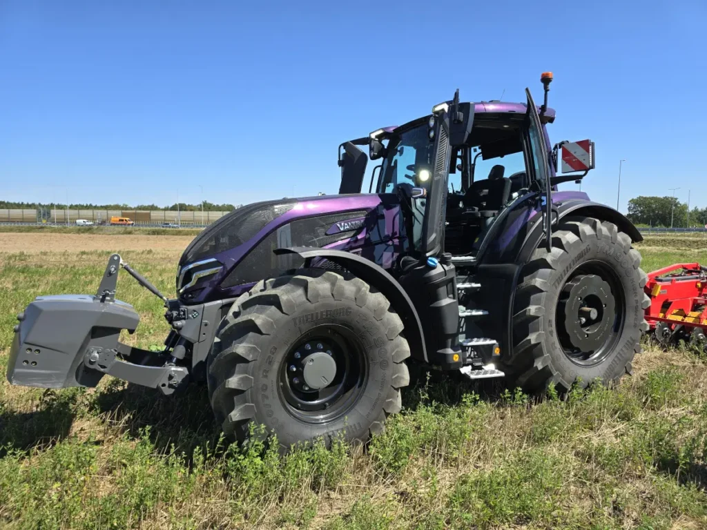 Pokazowa Valtra Q305 wyróżniała się pięknym, śliwkowym kolorem fot. Tomasz Kuchta