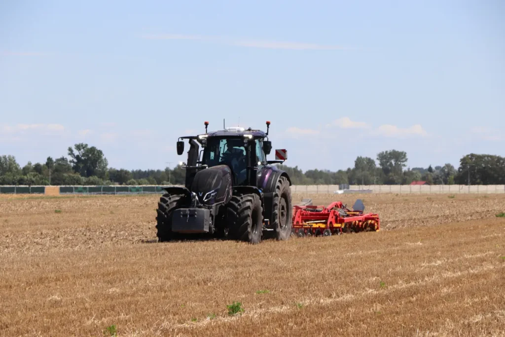 W naszych warunkach i przy głębokości roboczej sięgającej 26 cm Valtra Q305 nie była w stanie rozpędzić się do 11 km/h fot. Tomasz Kuchta