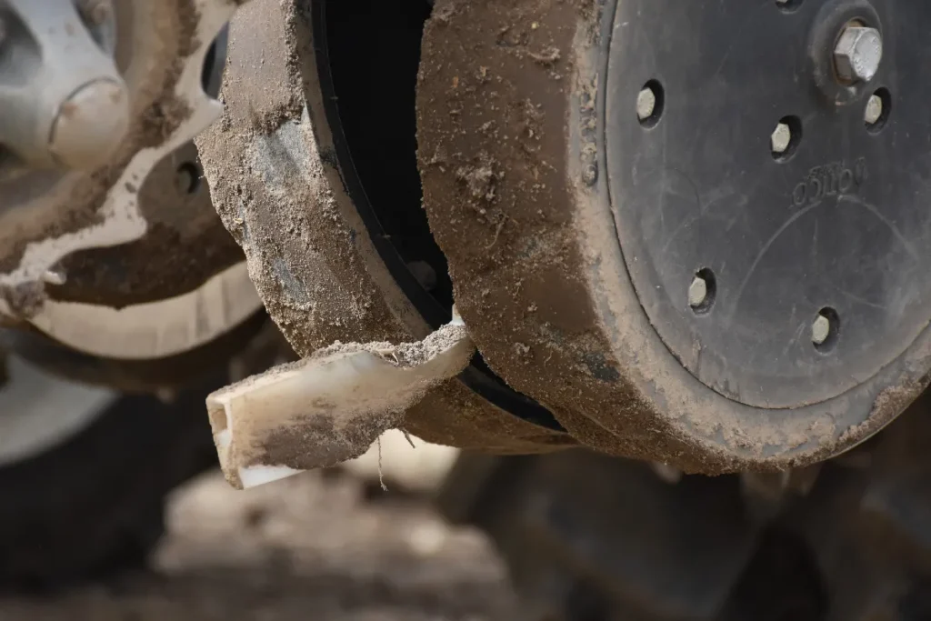 Nasiona po wpadnięciu do bruzdki siewnej są wyłapywane przez ślizg, nazywany potocznie językiem fot. TRAKTOR24