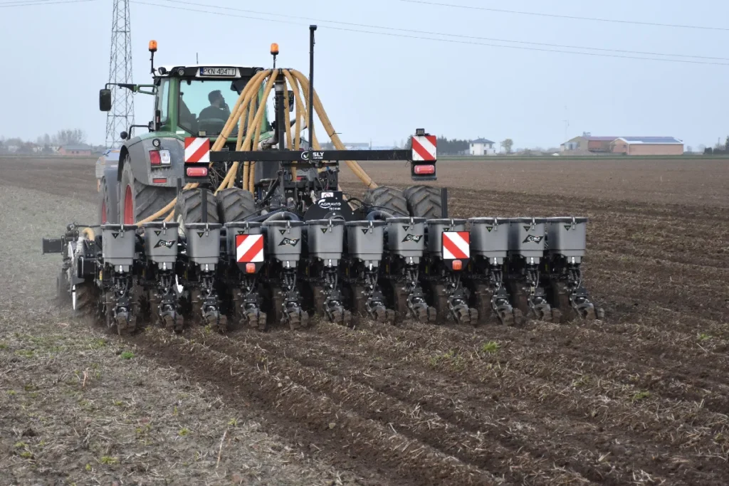 Siew pasowy Agrisem prezentujemy na przykładzie agregatu Stripcat z siewnikiem punktowym, który Agrisem produkuje obecnie pod nazwą Chief fot. TRAKTOR24