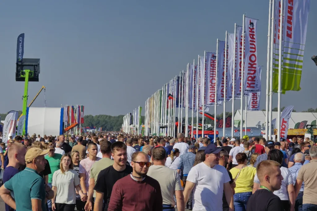 Tłumy zwiedzających Agro Show 2024 nie przysłoniły problemów z jakim zmaga się branża techniki rolniczej fot. TRAKTOR24