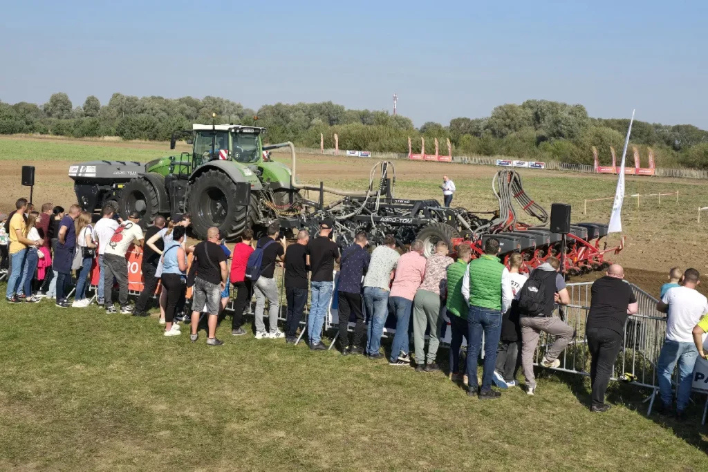 Pokazy polowe również zgromadziły spore grono zainteresowanych fot. TRAKTOR24