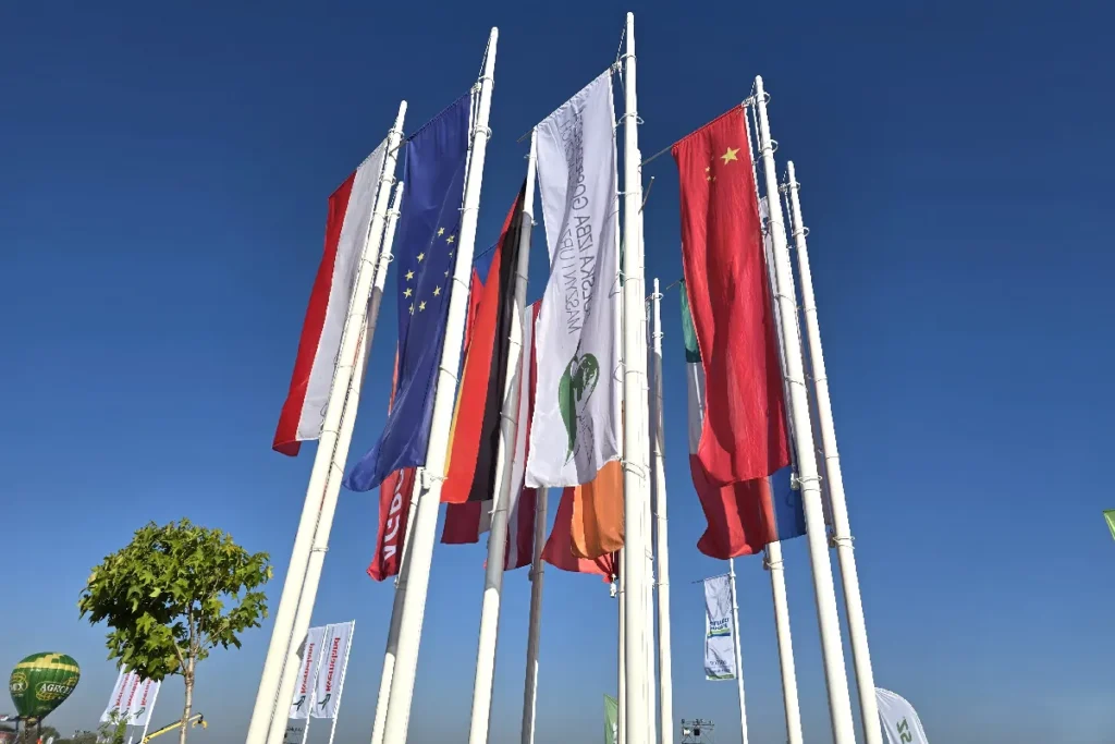 Flagi podczas Agro Show 2024 dobrze wskazywały obecne zależności gospodarcze fot. TRAKTOR24