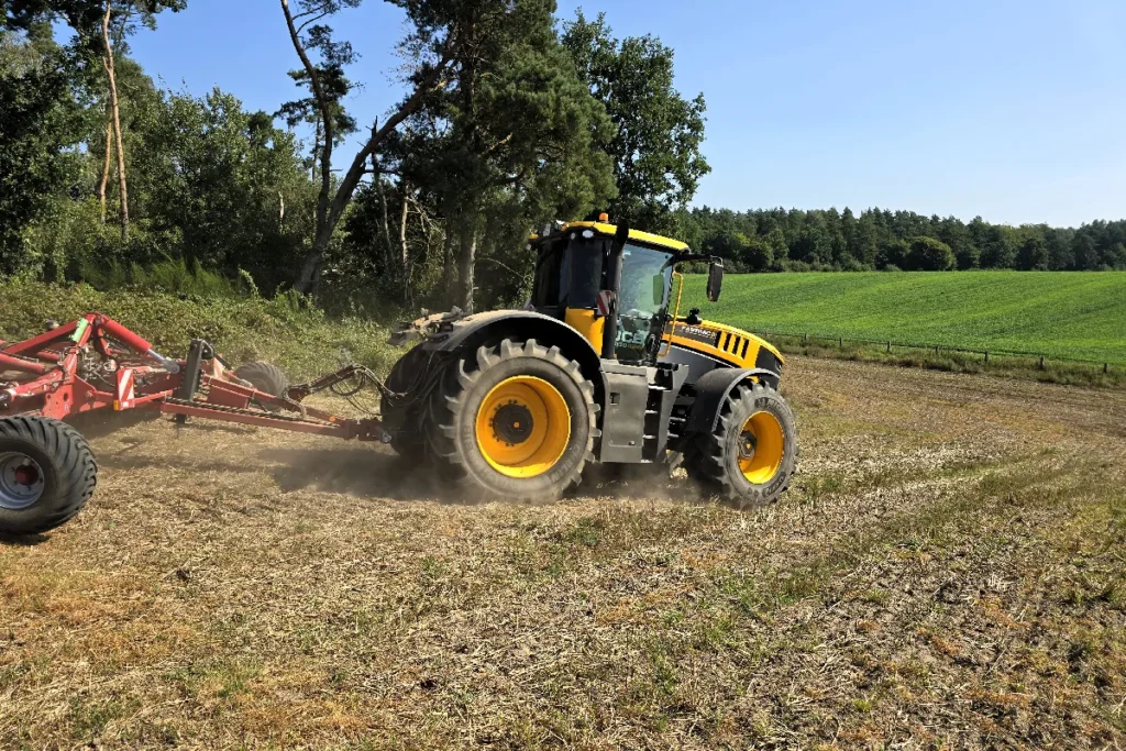 Rolnikom, którzy będą rozważali zakup ciągnika JCB Fastrac serii 8000 iCON podpowiadamy, aby przede wszystkim zwrócili uwagę na jego największy wyróżnik, którym jest pełna rama fot. TRAKTOR24