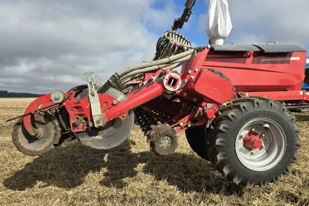 Po umieszczeniu nasion w bruździe zamykana jest ona przez pracującą po jej prawej stronie rolkę zamykającą o średnicy 33 cm fot. TRAKTOR24