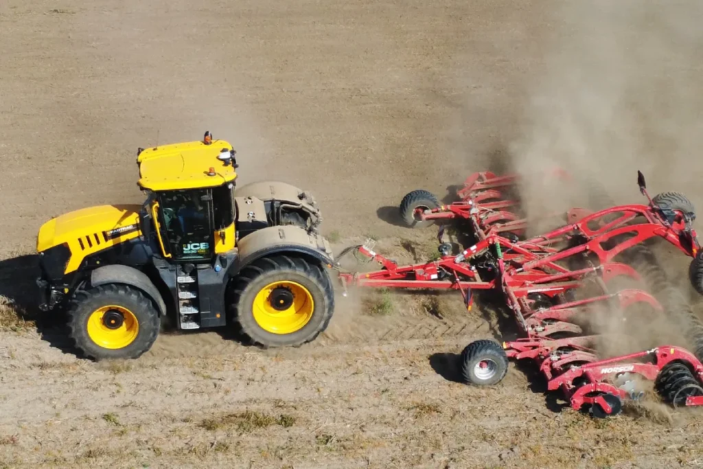 Pod kabiną traktora umieszczono skrzynię przekładniową znaną w ciągnikach Fendt pod nazwą Vario fot. TRAKTOR24