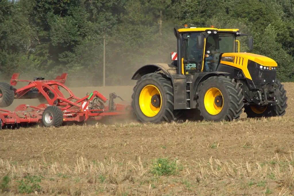 Po ocenie pracy ciągnika JCB Fastrac 8130 iCON zastanawiamy się, dlaczego na polskich polach pracuje tak mało tych traktorów fot. TRAKTOR24