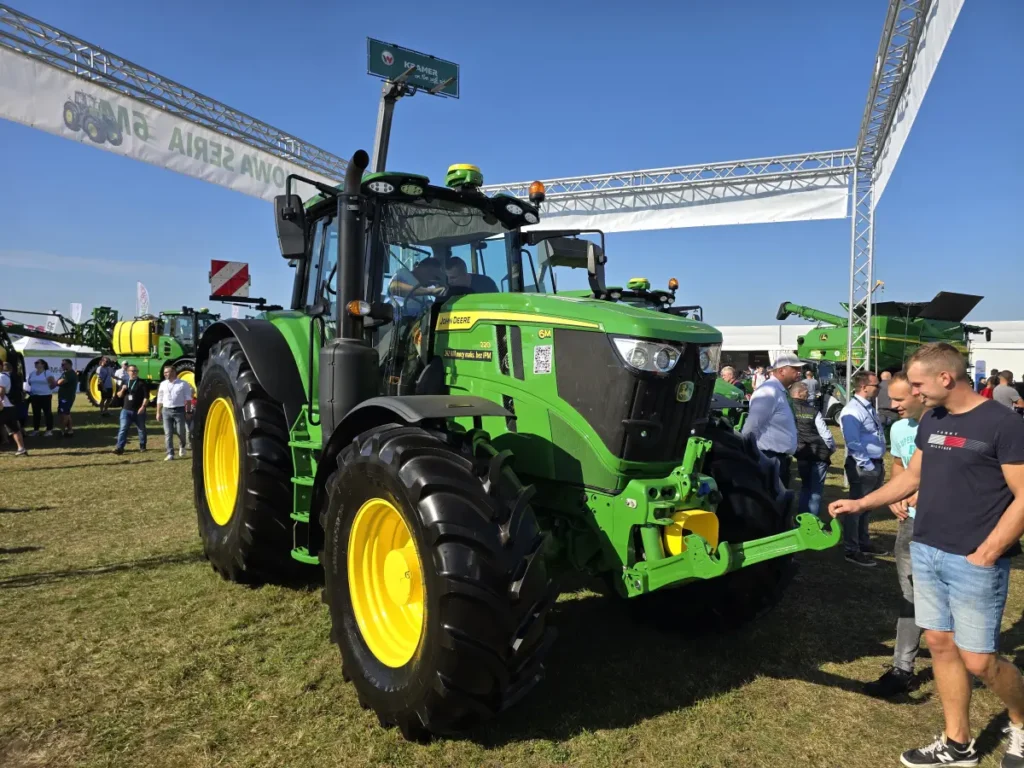 Od teraz wszystkie modele ciągników John Deere 6M oferowały będą dodatkową moc 20 KM dostępną w pracach z WOM oraz w transporcie fot. Tomasz Kuchta