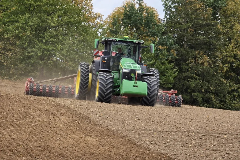 Sprzedaż ciągników po 8 miesiącach 2024 roku wyniosła w Polsce 5179 traktorów nowych. Wśród nich zarejestrowano 801 ciągników John Deere. Pozwoliło to tej marce zostać liderem tego przedziału czasowego fot. TRAKTOR24