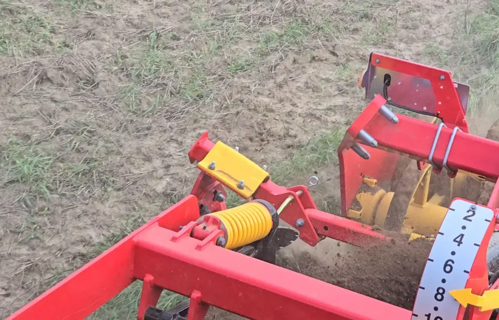 Skrajne talerze zagarniające nie są zamocowane na stałe. Pracują pod własnym ciężarem. To świetna opcja przy uprawie od miedzy. Nie ma wówczas ryzyka ich uszkodzenia - po prostu uniosą się wówczas do góry fot. Tomasz Kuchta