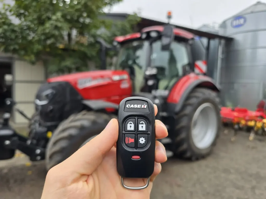 Case IH Puma 200 wyposażona jest w dostęp bezkluczykowy. Traktor możemy otworzyć przyciskiem na pilocie. Alternatywnie wystarczy, że pilot będziemy mieć w kieszeni, a samo zbliżenie dłoni do czujnika umieszczonego obok klamki spowoduje odryglowanie drzwi fot. Tomasz Kuchta