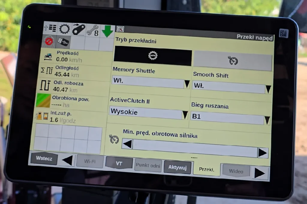Recenzowany przez nas ciągnik miał podłokietnik z wyświetlaczem AFS Pro 700 Plus. Pozwala on m.in. zmieniać ustawienia skrzyni przekładniowej ActiveDrive 8. Po wejściu w zakładkę z ikoną trybu można zmieniać wiele jej parametrów fot. TRAKTOR24