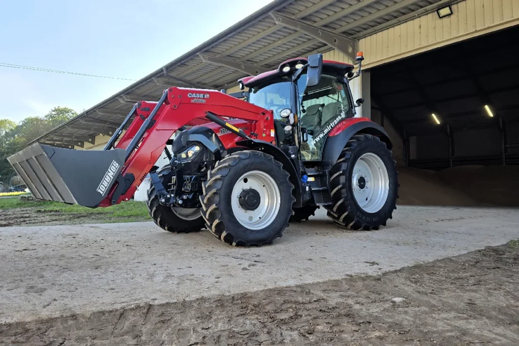 Na nasz test trafił Case IH Vestrum 120 ActiveDrive 8 o mocy nominalnej 120 KM i maksymalnej 130 KM. Miał on fabryczny ładowacz czołowy Case IH L4018U fot. TRAKTOR24