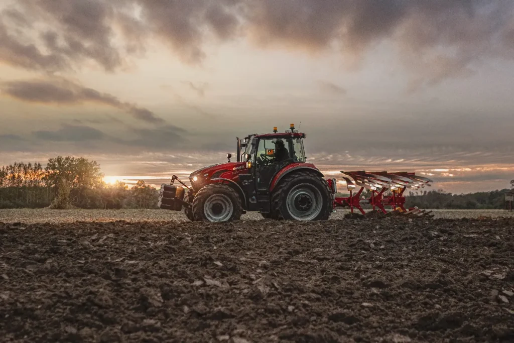 W ciągniku Case IH Farmall C 2025, na drugim zakresie skrzyni biegów dostępnych jest 8 przełożeń z zakresem prędkości od 4,3 do 18,1 km/h fot. materiały prasowe