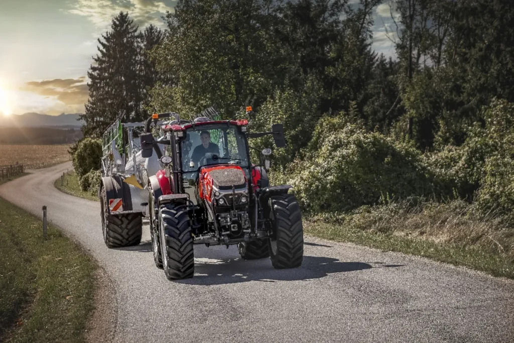 Kolejny rzut oka na maskę uświadamia, że powierzchnia dostępu powietrza do silnika została znacznie powiększona, a lepiej „dotleniony motor” da więcej z siebie fot. materiały prasowe