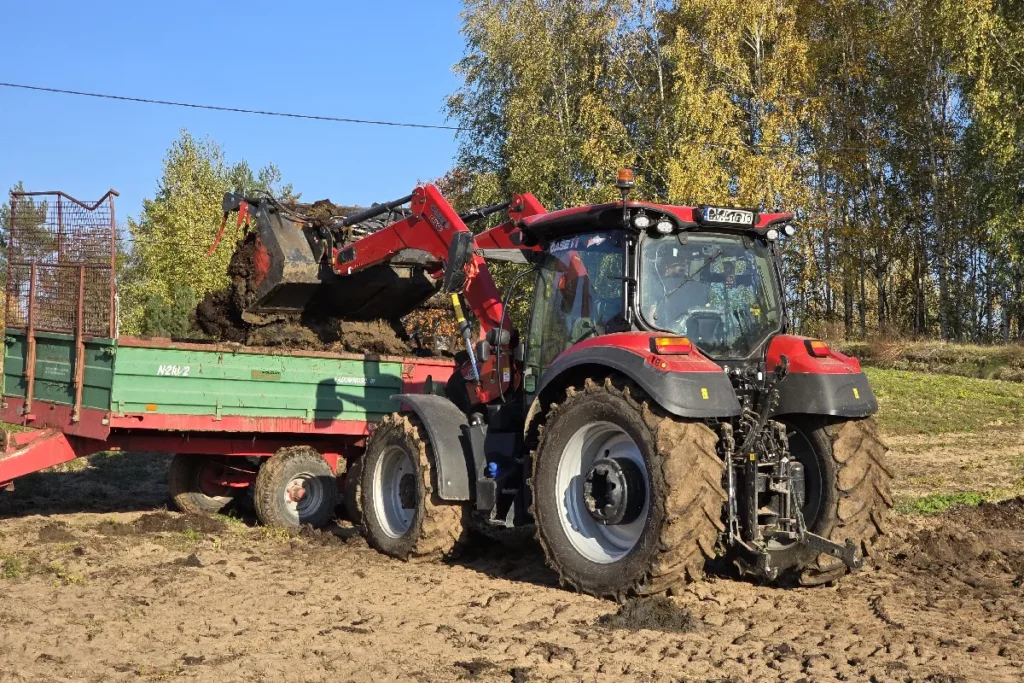 Maksymalny udźwigu ładowacza czołowego Case IH L4018 U wynosi 2390 kg fot. TRAKTOR24