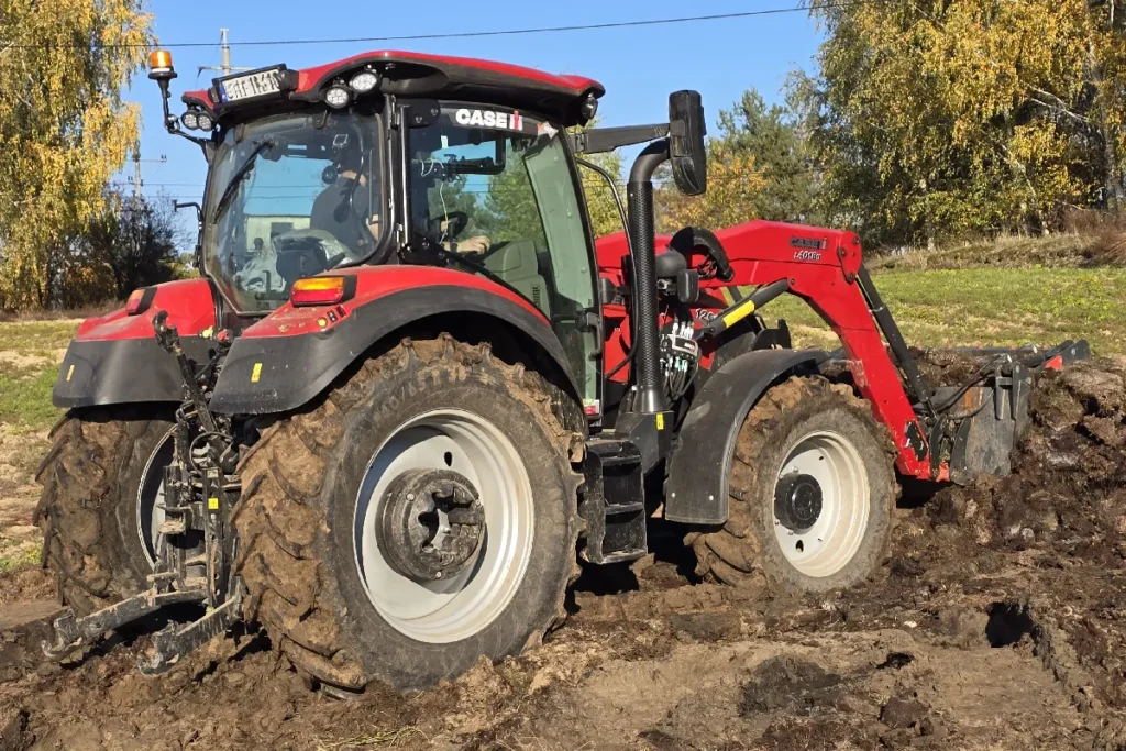 Mieliśmy okazję ocenić zestaw Case IH Vestrum 120 ActiveDrive 8 z ładowaczem czołowym Case IH L4018U podczas różnych prac fot. TRAKTOR24