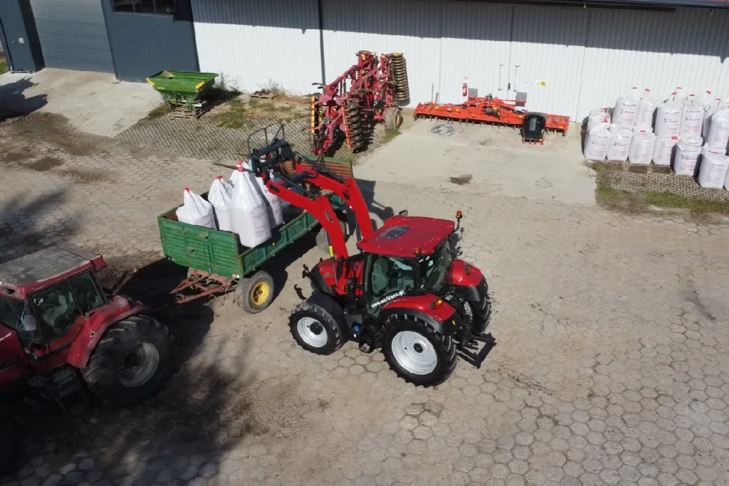 Zawieszenie na ładowaczu Case IH L4018U dwóch worków big bag o masie 600 kg każdy nie zrobiło wrażenia na recenzowanym przez nas zestawie fot. TRAKTOR24