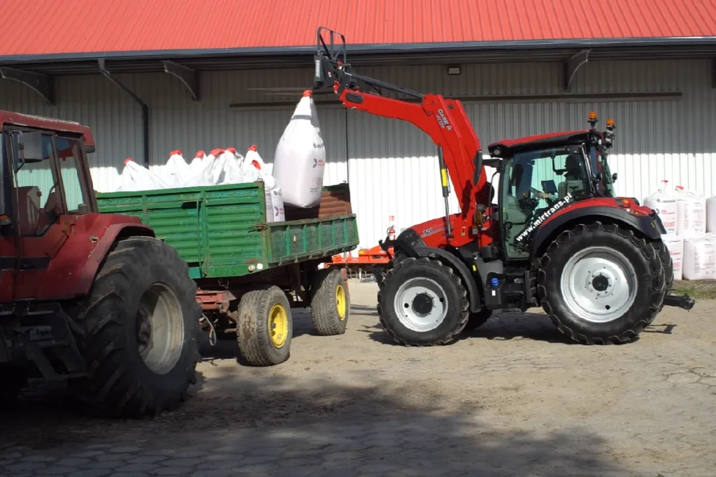 Ładowacz czołowy Case IH L4018U, to maszyna o maksymalnej wysokości podnoszenia wynoszącej 4,05 m (mierzona na sworzniu obrotu narzędzia) fot. TRAKTOR24