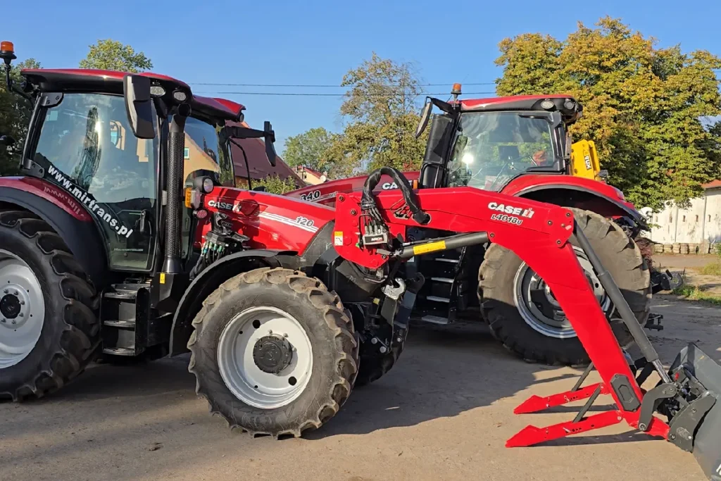 Odczepienie i zaczepienie ładowacza należy przeprowadzać na równej utwardzonej powierzchni fot. TRAKTOR24