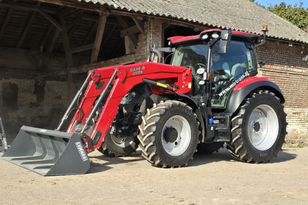 Cena katalogowa ocenianego przez nas ciągnika Case IH Vestrum 120 ActiveDrive 8 z ładowaczem czołowym Case IH L4018U oraz mającego amortyzowaną oś przednią, przedni TUZ, fabryczne przygotowanie pod ładowacz z dwoma zaworami międzyosiowymi i monitor  AFS Pro 700 Plus, w listopadzie 2024 r. wynosi 412 000 zł netto. Natomiast podstawowa wersja ciągnika Case IH Vestrum 120 kosztuje 314 000 zł netto fot. TRAKTOR24