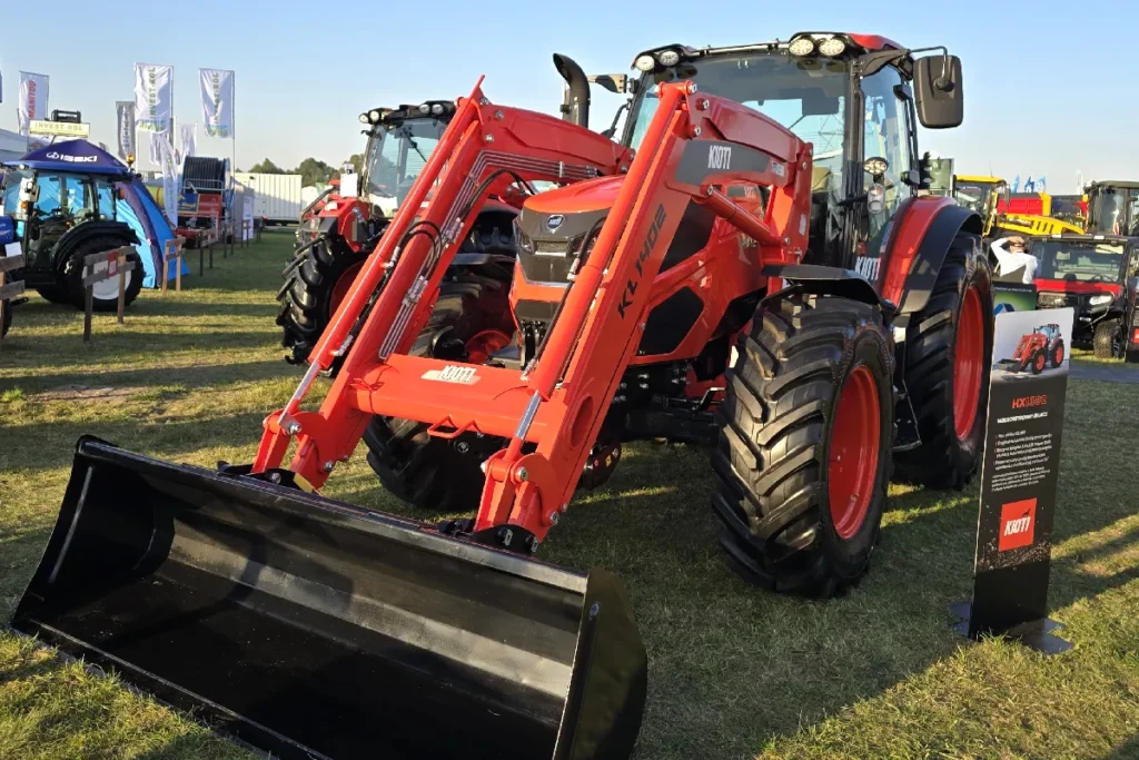 Na targach Agro Show 2024, Kioti 1302 o mocy 132 KM miał zamontowany ładowacz czołowy również produkcji Kioti. Z tym doposażeniem odróżniał się od modelu 1402. Z punktu widzenia rolnika są to jednak ciągniki bliźniacze różniące się głównie elektronicznie zaprogramowaną mocą maksymalną silnika fot. TRAKTOR24