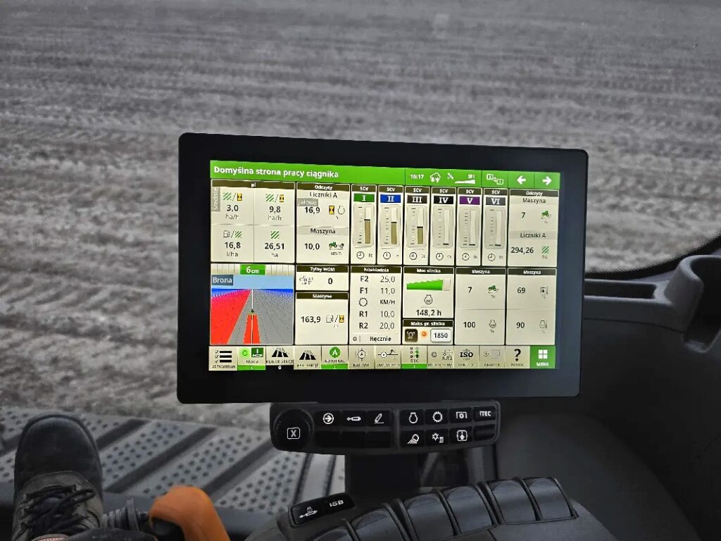 W kabinie montowane są wyświetlacze o wysokiej rozdzielczości i przekątnej 12,8 cala G5Plus CommandCenter fot. TRAKTOR24