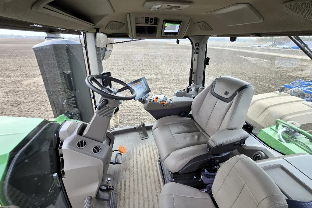 Nowa kabina CommandView 4 Plus, w porównaniu z poprzednimi modelami 9RX, ma o 15% większą powierzchnię podłogi fot. TRAKTOR24