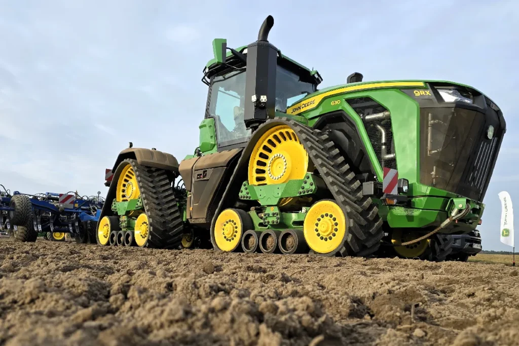 Najnowsze ciągniki John Deere 9RX to całkowicie nowe konstrukcje. Mają prawie 9 m długości i moce maksymalne wynoszące od 781 do 913 KM fot. TRAKTOR24