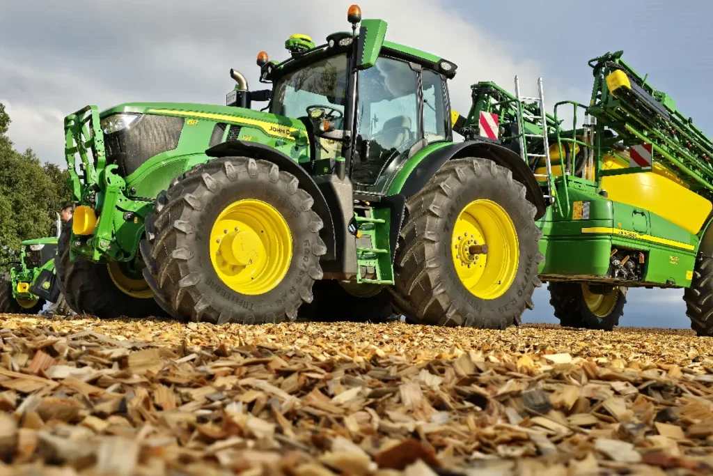 Sprzedaż ciągników po 9 miesiącach 2024 roku wyniosła w Polsce 5864 traktorów nowych. Wśród nich zarejestrowano 889 ciągników John Deere. Pozwoliło to tej marce zostać liderem tego przedziału czasowego fot. TRAKTOR24