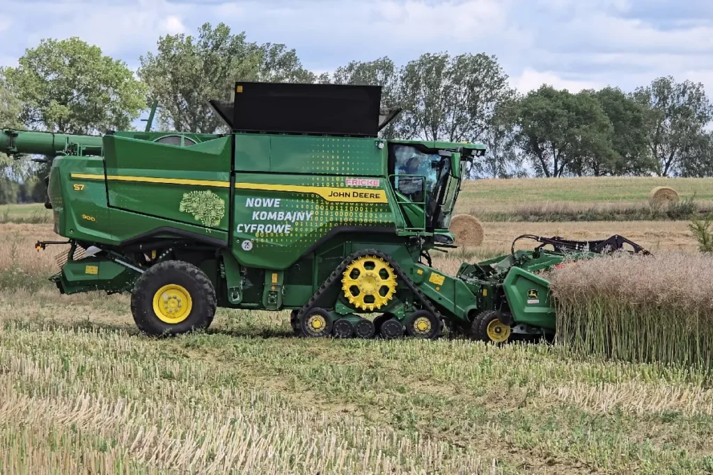 Na kombajnie po bokach przodu jego dachu, zamontowane są dwie kamery, których zadaniem jest skanowanie uprawy przed zespołem żniwnym fot. TRAKTOR24