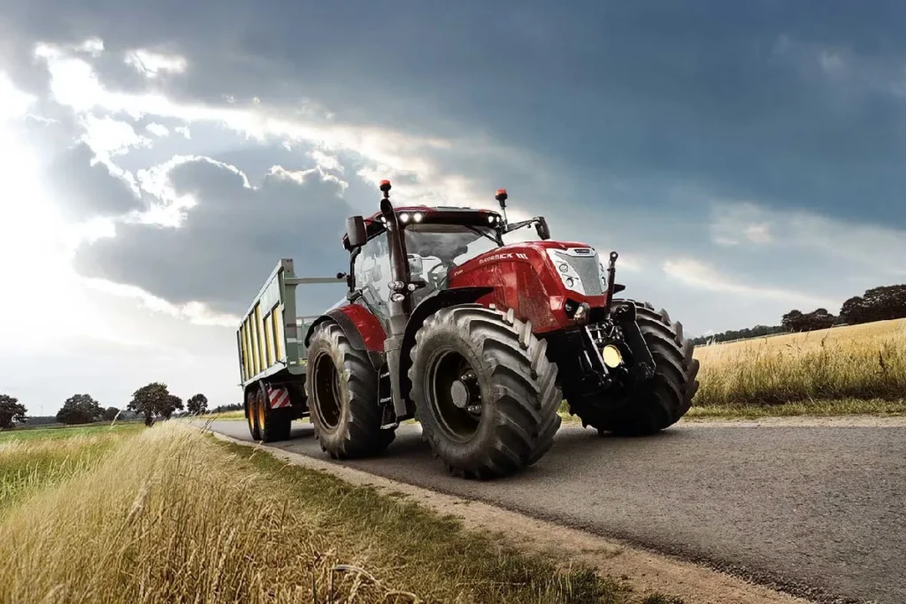 System McCormick Hyper Safety View w ciągniku X7.624 VT-Drive może łączyć się z nowym systemem informacyjno-rozrywkowym Clever Cab oraz integrować się z sieciami sterowania ciągnika fot. materiały prasowe