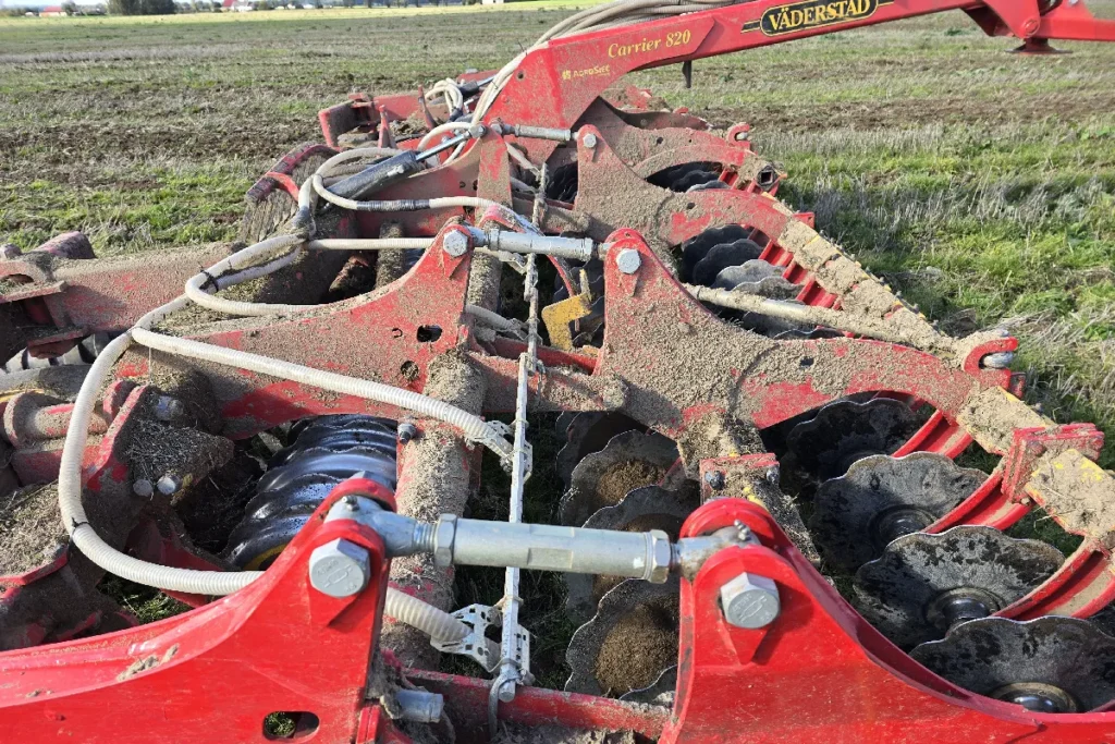 Ponadto każdy siewnik APV PS 1600 M1 dostarczany jest z szesnastoma płytkami rozpraszającymi i ośmioma profilami sześciokątnymi do ich zamontowania fot. TRAKTOR24