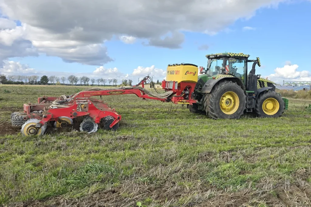 Siewnik APV PS 1600 M1 posadowiony na nośniku MT2 M1 dociąża tylną oś ciągnika i nie obciąża maszyny pracującej na polu fot. TRAKTOR24