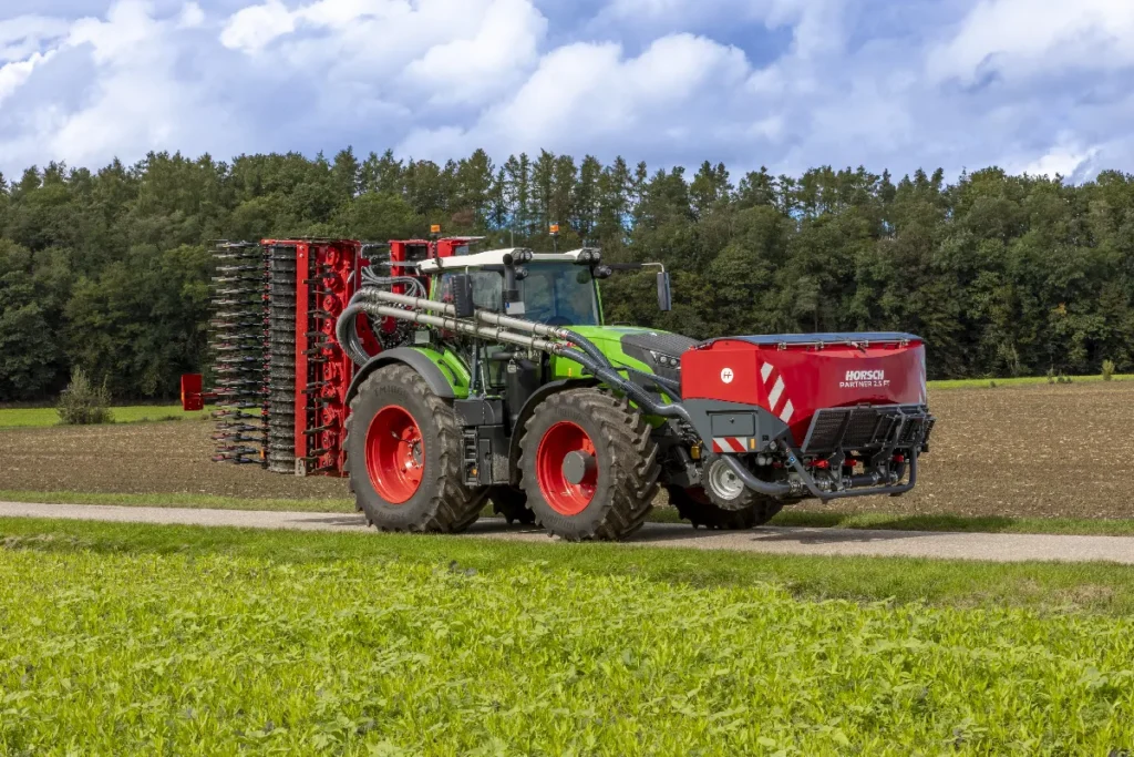 Zbiornik ciśnieniowy Horsch Partner FT pozwala uzyskać nie tylko dużą przepustowość materiału. Kolejną zaletą jest utrzymanie czystości i dobrej widoczności przed ciągnikiem fot. materiały prasowe