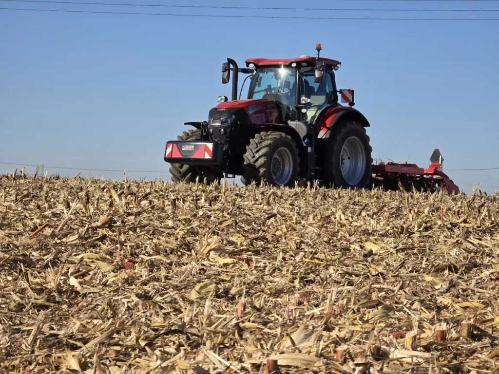 Oceniamy, że w naszych warunkach glebowych do wydajnej pracy z kultywatorem 3-belkowym potrzebna byłaby moc ciągnika wynosząca ok. 250 KM fot. Traktor24.pl