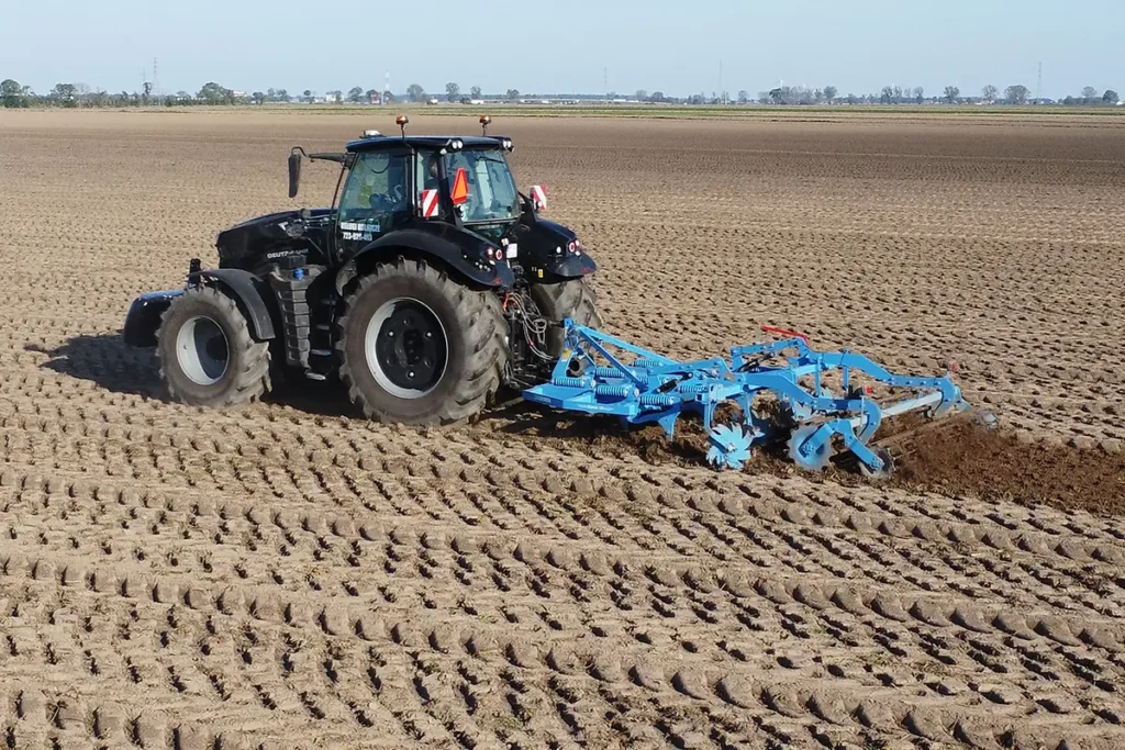 Deutz-Fahr 8280 TTV pracujący z 3-metrowym kultywatorem Lemken Karat 10 ustawionym na 35 cm osiągał prędkości 6-7 km/h fot. TRAKTOR24