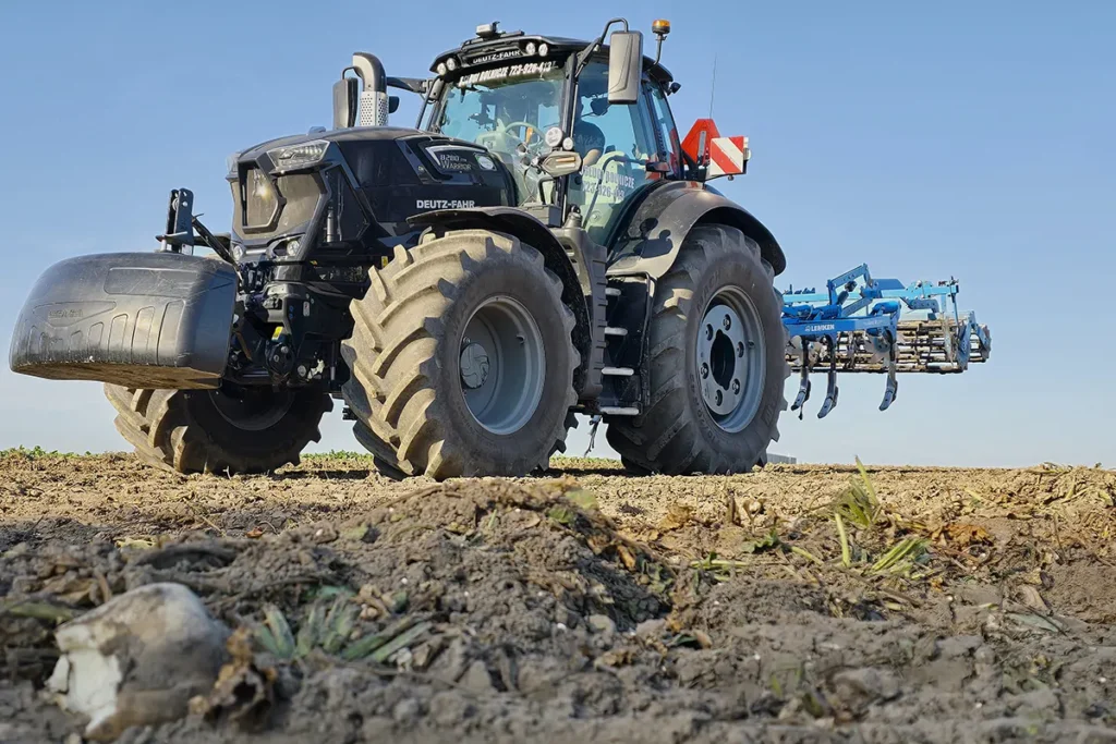 Hydropneumatyczna amortyzacja osi przedniej może pracować w trybie: normalnym, miękkim lub automatycznym fot. TRAKTOR24