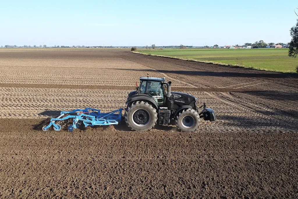 Deutz-Fahr 8280 TTV to ciągnik o mocy maksymalnej 287 KM. Rozstaw osi wynosi 2918 mm, a dopuszczalna masa całkowita 16 t. Jest jedynym przedstawicielem serii 8 tego producenta fot. TRAKTOR24