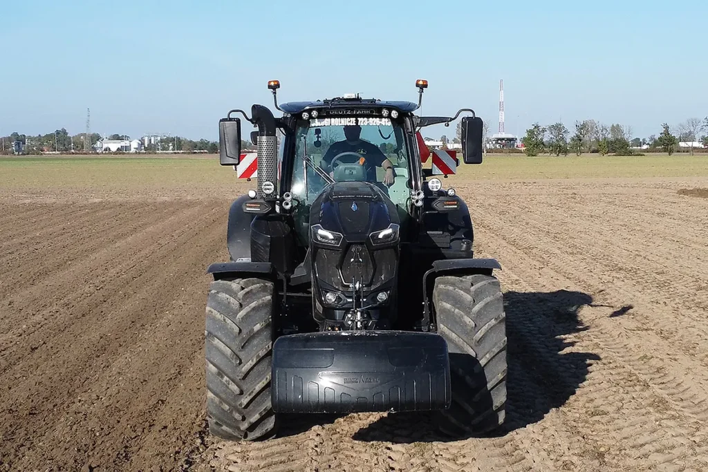 Duże ciągniki Deutz-Fahr cały czas mają kabiny o kompaktowych rozmiarach. Przypuszczamy, że pojawi się ich nowa większa wersja fot. TRAKTOR24