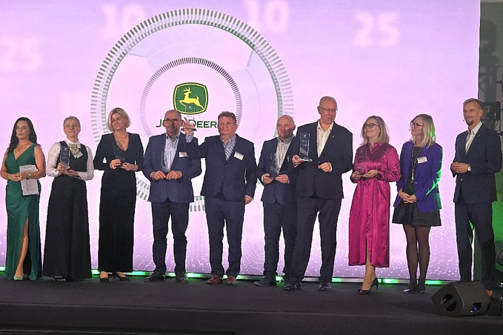 W czasie jubileuszowej gali, pracownicy John Deere Polska i JD Financial otrzymali pamiątkowe statuetki fot. TRAKTOR24