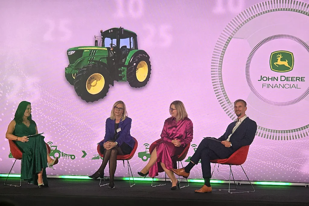 Podczas jubileuszowej gali z sentymentem wspominano historię John Deere Polska oraz ciągników i maszyn John Deere, które wchodziły do oferty i z czasem budowały marki w naszym kraju. Od lewej: Patrycja Mikołajczak (koordynator pokazów i wydarzeń) Agnieszka Dzięcielska (regionalny menedżer sprzedaży JD Financial), Katarzyna Mrzygłód (szefowa John Deere Polska) i Bartosz Białas (menadżer marketingu) fot. TRAKTOR24