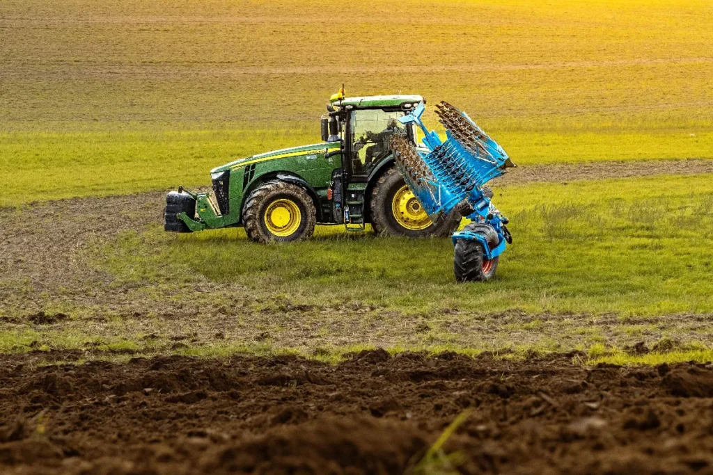 Pomimo sporych gabarytów, LEMKEN Diamant 18 jest bardzo zwrotny. Pozwala na to hydrauliczny układ kierowniczy koła transportowego fot. materiały prasowe